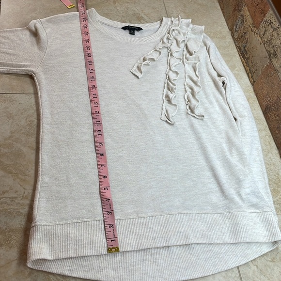 Banana Republic Women’s Sweater Lightweight Ruffle Trim Long Sleeve Cream Size M - Picture 8 of 10